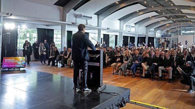 Gobernador Maximiliano Pullaro durante la apertura de la jornada en Rosario