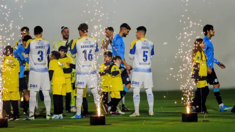 Ángel Di María recibe una plaqueta de parte del presidente de Belgrano, Luis Fabián Artime, en la previa del partido entre Belgrano y Rosario Central