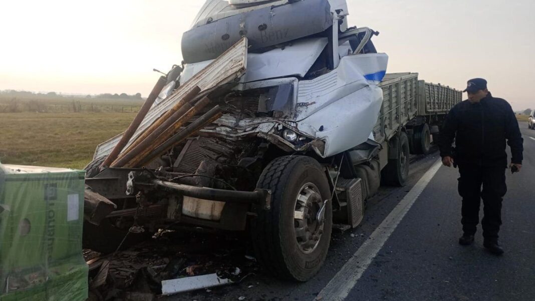 Camionero rescatado tras choque en autopista