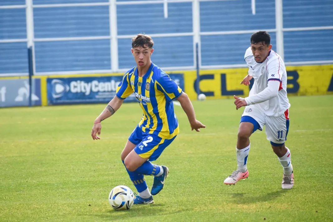 Jugadores de la reserva de Rosario Central durante el partido ante San Lorenzo en Arroyo Seco