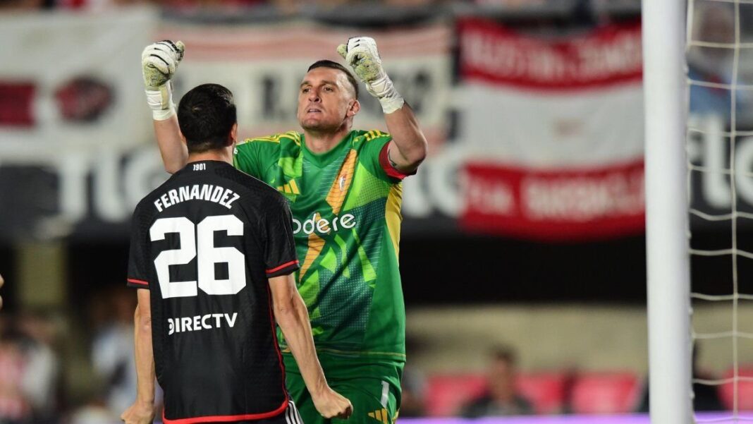 Franco Armani durante un partido con River Plate