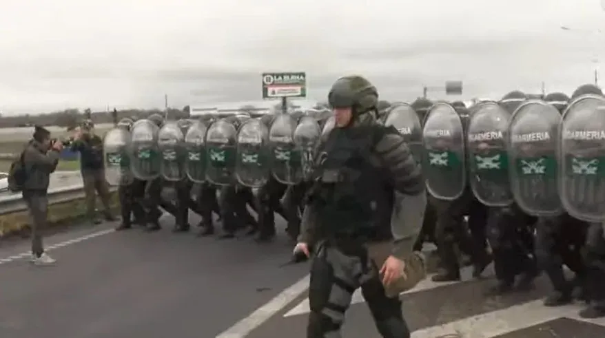 Manifestantes en la avenida Circunvalación de Rosario durante la protesta