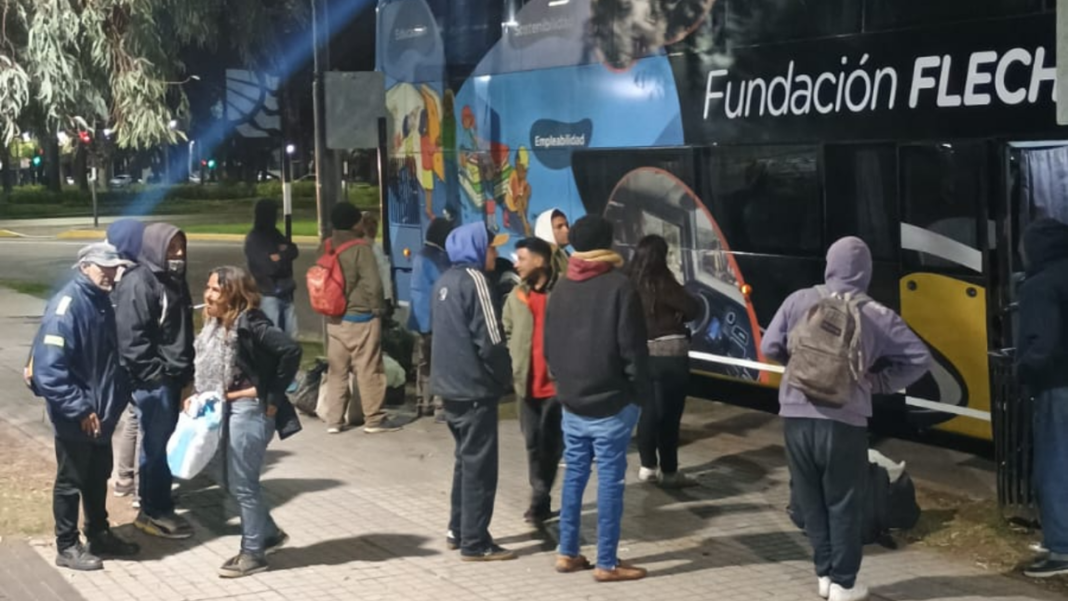 Voluntarios de Rosario Solidaria durante una entrega de desayunos en la vía pública