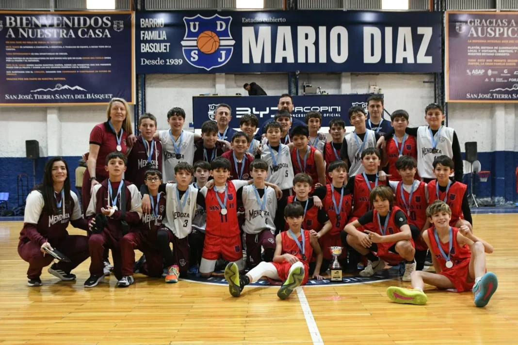 Equipo santafesino de mini básquet celebrando el campeonato Argentino U11