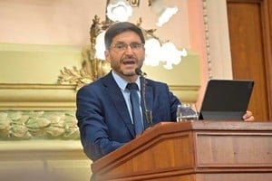 Gobernador Maximiliano Pullaro durante anuncio sobre digitalización de expedientes en Santa Fe