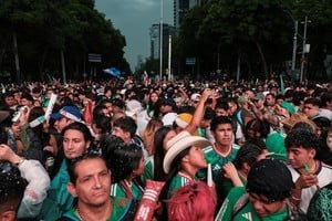 Estadio de fútbol con banderas de países participantes del Mundial 2026