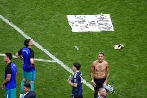 Jugadores de la Selección argentina despliegan una bandera blanca con la inscripción 'Las Malvinas son argentinas' sobre el césped del Mercedes-Benz Stadium en Atlanta