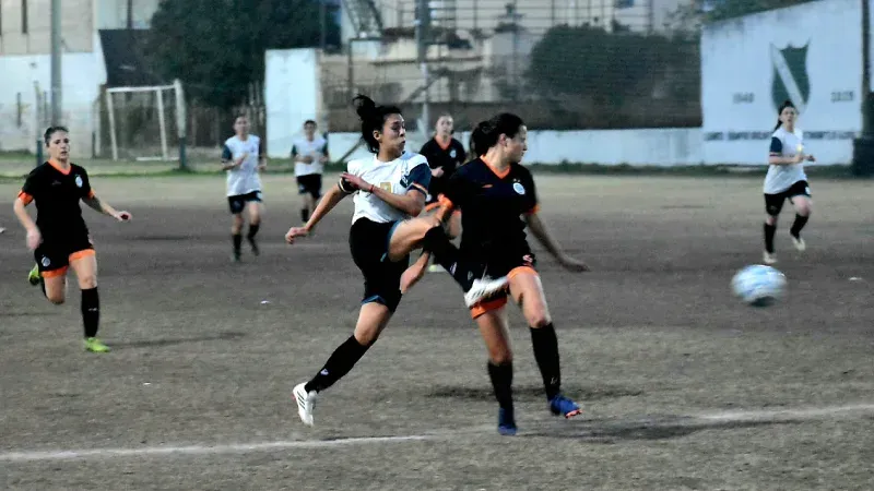 Partido de fútbol femenino entre Social Lux y Adiur por la Copa Santa Fe