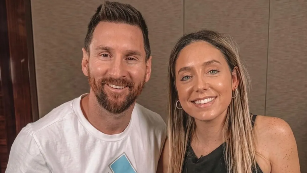 Lionel Messi saludando a la periodista Sofi Martínez en la zona mixta del Hard Rock Stadium