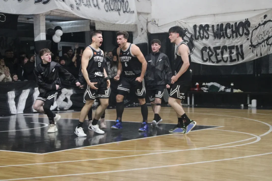 Jugadores de Temperley celebrando durante el partido contra Presidente Derqui