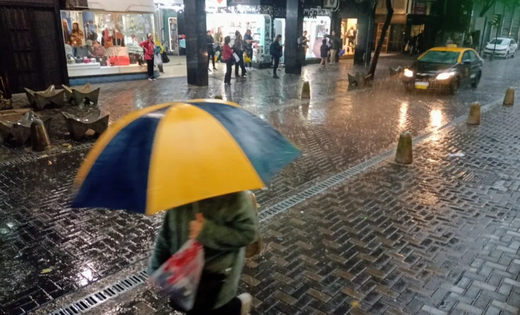 Lluvia intensa y granizo en calles de Rosario durante el temporal