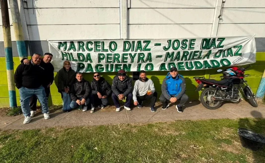 Trabajadores despedidos de Expreso Brío protestan frente a la planta de Rosario