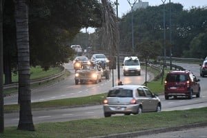 Tránsito vehicular en la ciudad de Santa Fe con señalización de desvío