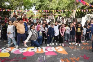 Niños jugando en la calle durante una edición de Vereditas de mi barrio en Rosario