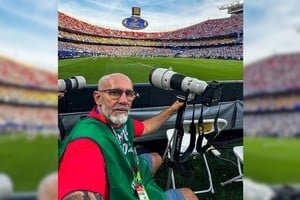 Fotógrafo con cámara en un estadio durante el Mundial