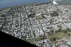 Avión volando sobre el Puente Colgante de Santa Fe durante un vuelo panorámico en Sauce Viejo