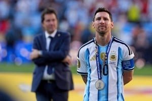 Jugadores de la selección argentina caminan cabizbajos tras la final del Mundial ante España en el MetLife Stadium