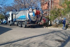 Camión de Aguas Santafesinas realizando tareas de limpieza cloacal en barrio Centenario