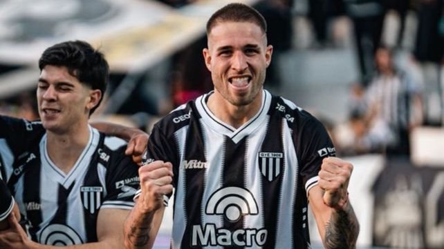 Agustín Módica celebra un gol con la camiseta de Gimnasia de Mendoza