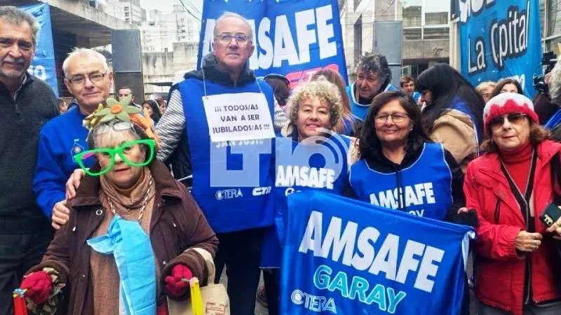 Docentes de Amsafe protestando frente a la Caja de Jubilaciones en Santa Fe