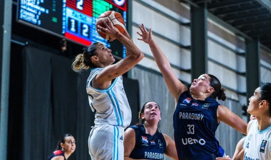 Equipo argentino femenino de básquetbol celebrando en cancha