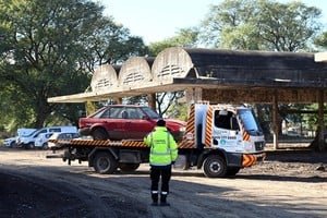 Camioneta abandonada cubierta de bolsas de basura en la vía pública en Santa Fe