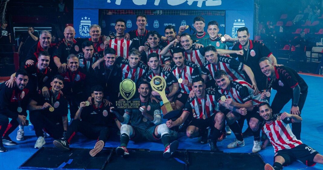 Jugadores de Barracas Central celebrando el título de la Copa de Oro de futsal en Rosario