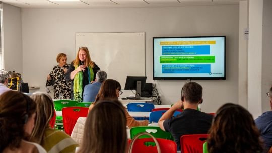Estudiantes universitarios en un aula