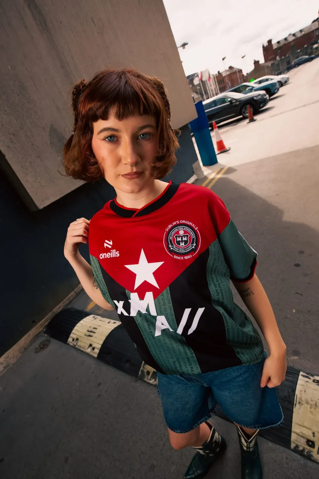 Camiseta del Bohemian FC en colaboración con Massive Attack