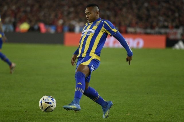 Jaminton Campaz durante un partido con Rosario Central