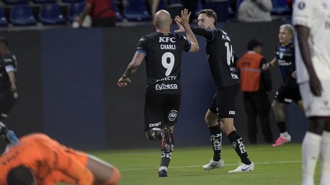 Carlos González celebrando un gol con la camiseta de Independiente del Valle