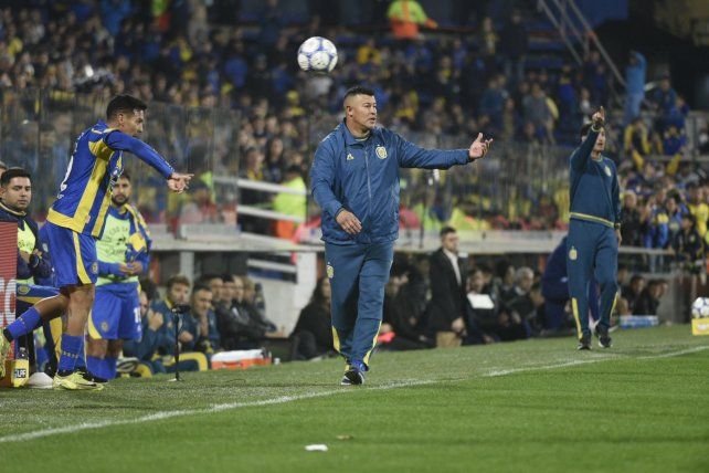 Jugadores de Rosario Central en la cancha del Gigante de Arroyito antes del partido