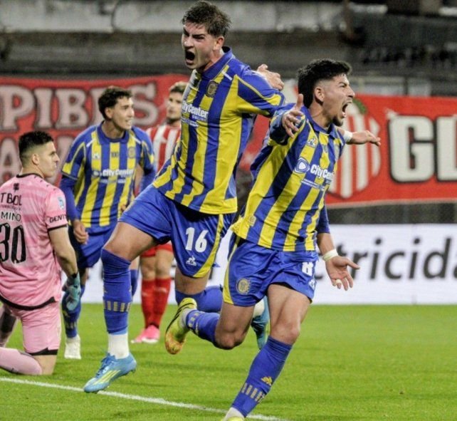 Jugadores de Rosario Central celebran el gol ante Barracas Central