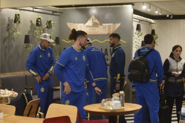 Plantel de Rosario Central en el aeropuerto de Fisherton antes de viajar a San Pablo