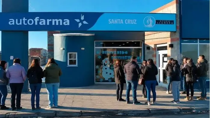 Fachada de una farmacia Autofarma cerrada