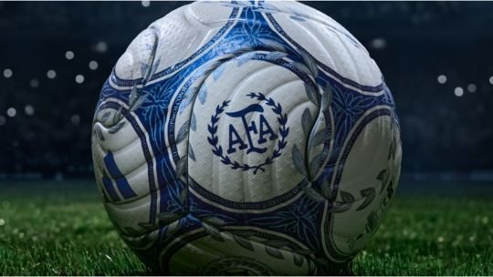 Balón de fútbol en el césped durante un partido del Torneo Clausura 2026