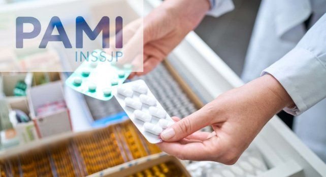 Persona consultando en línea la cobertura de medicamentos de PAMI
