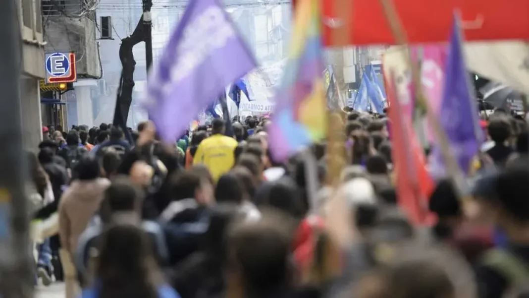 Marcha de la comunidad lesbotransfeminista en Rosario