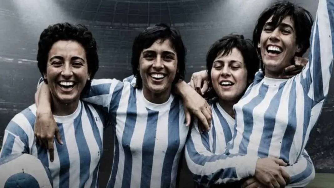 Partido de fútbol femenino en el Predio Luis Guillón de Banfield durante la Copa Raíces