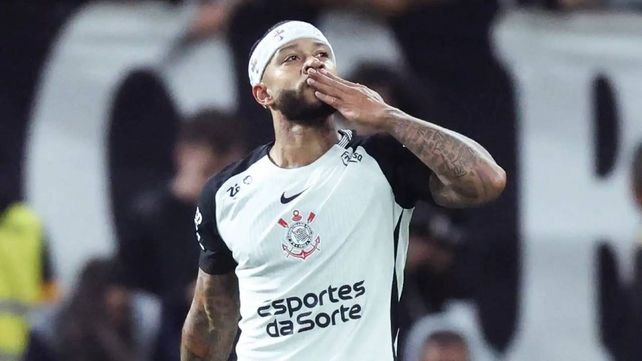 Ángel Di María y Memphis Depay en un partido de fútbol