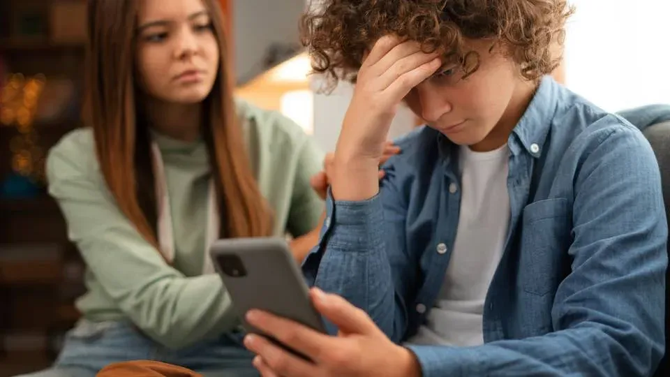 Adolescente usando un teléfono móvil en un entorno digital