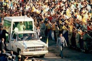 Multitud de fieles en el aeropuerto de Paraná durante la visita de Juan Pablo II en 1987