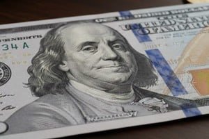 Cotización del dólar en pizarra de banco