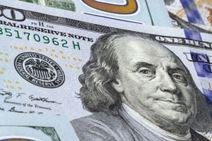 Cotización del dólar en pizarra de banco