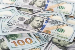 Cotización del dólar en pizarra de casa de cambio