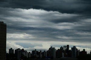 Cielo nublado y lluvia en la ciudad de Santa Fe