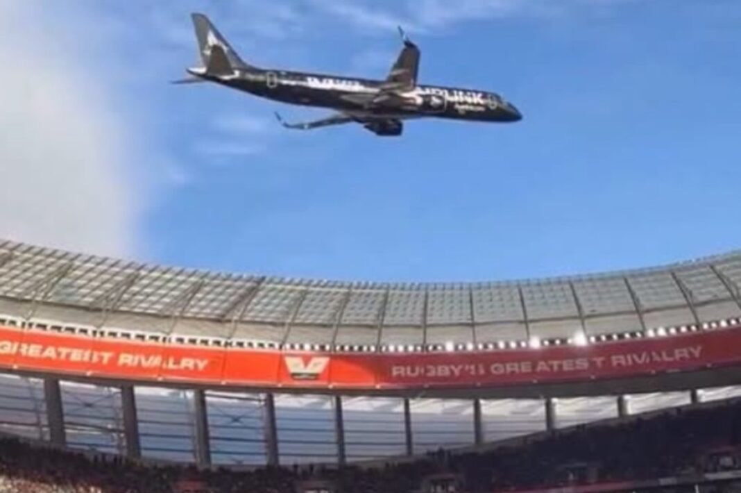 Aviones militares sobrevolando el estadio DHL de Ciudad del Cabo
