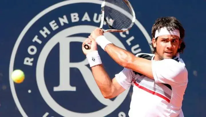 Eduardo Schwank en una cancha de tenis