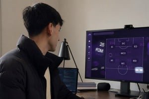 Jerónimo Grinovero, creador de Copero, junto a una computadora