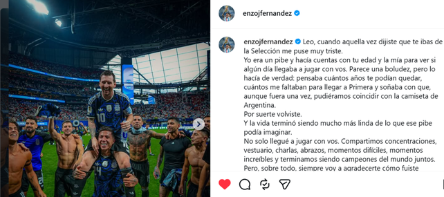 Enzo Fernández junto a Lionel Messi con la camiseta de la selección argentina